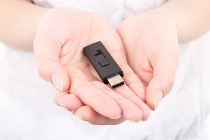 Unità USB tenuta in mano