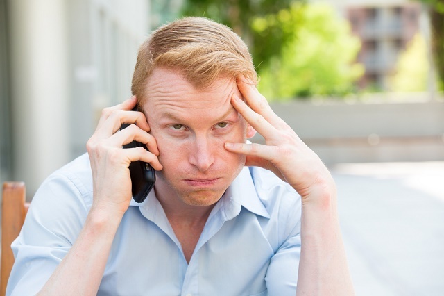 Uomo esasperato al telefono