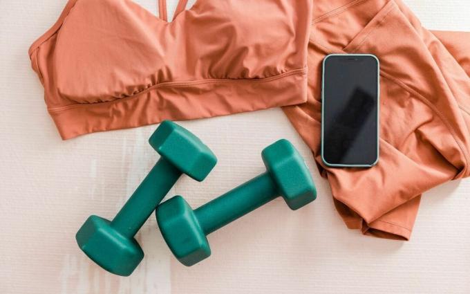 Abbigliamento sportivo, manubri e flatlay per smartphone