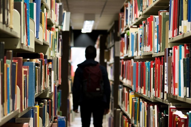 studente in una biblioteca