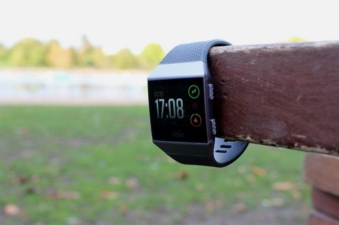 Smartwatch Ionico Fibit in un parco