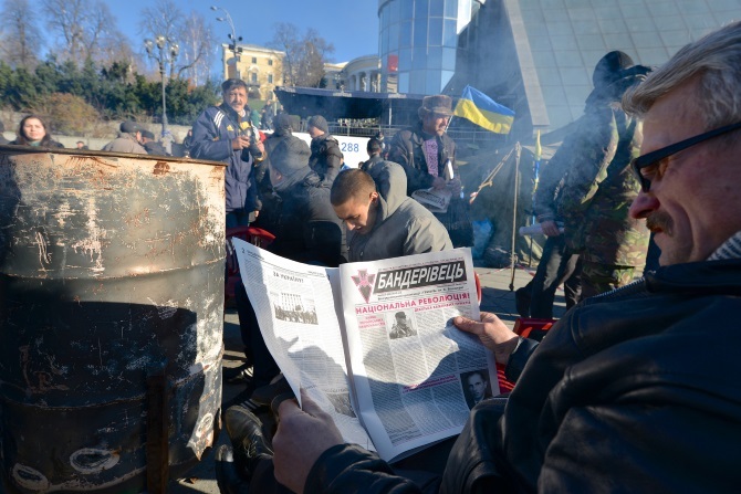 L'uomo legge un giornale, rivelando il suo punto di vista politico