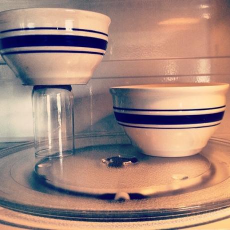 Instagram-Life-Hacks-Fit-Two-Bowls-forno a microonde