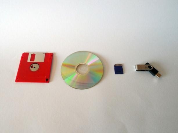 Metti il ​​tuo Linux Distro su un Live CD USB CD DVD Floppy 667x500