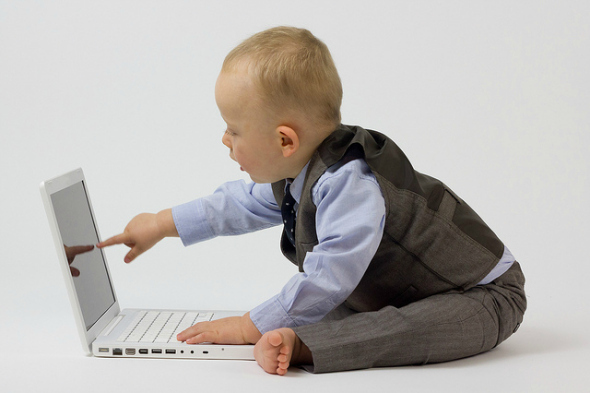 A che età i bambini dovrebbero essere esposti alla tecnologia? [Ci hai detto] laptop baby1