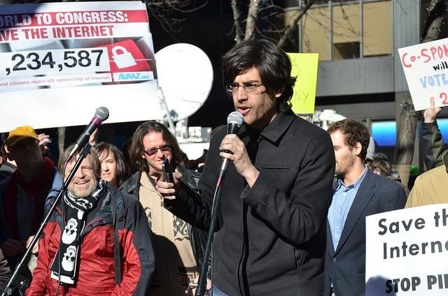 È illegale eseguire il root del tuo Android o il jailbreak del tuo iPhone? aaron swartz allo stop sopa rally