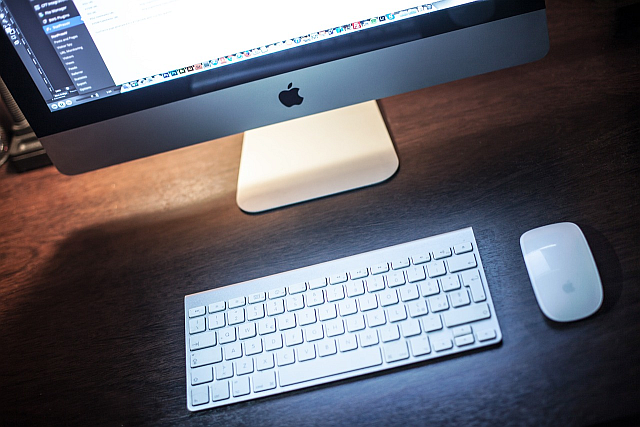 Apple fanboy-scontento-con-apple-keyboard-Mouse