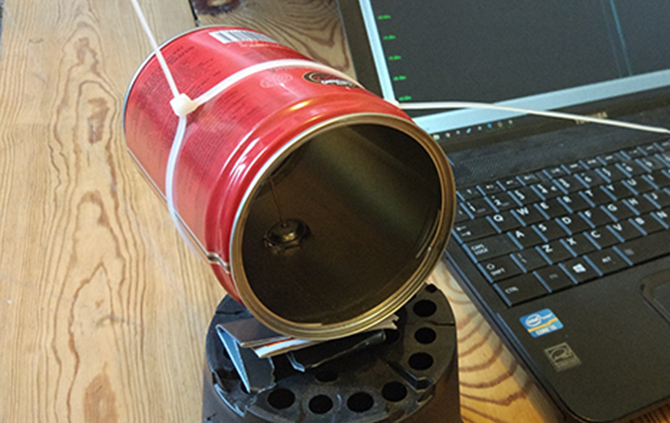 Come creare un'antenna Wi-Fi da un Pringles Can può fornire dettagli 670 con cerniera