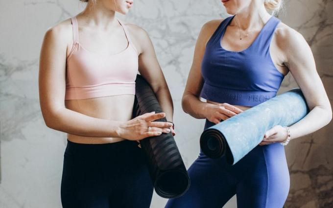 Donne Con Le Stuoie Di Yoga Che Parlano