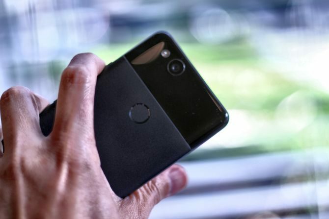 Recensione di Google Pixel 2: è questo il miglior smartphone di sempre? google pixel 2 tenendo in mano 670x447