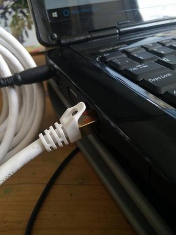 Cavo Ethernet collegato al laptop