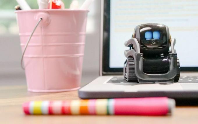 Robot giocattolo in miniatura sulla parte superiore della tastiera del laptop