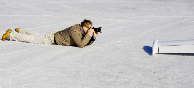 uomo che cattura fotografia sdraiata