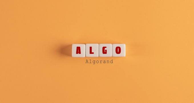 algo scritto in lettere scrabble su sfondo arancione