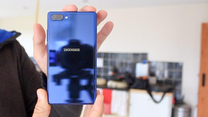 Doogee Mix: bellissimo telefono "Bezel-Less" per una superficie posteriore del doogee mix inferiore a $ 200