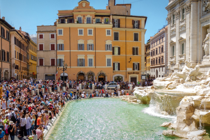 Folle intorno alla Fontana di Trevi a Roma 