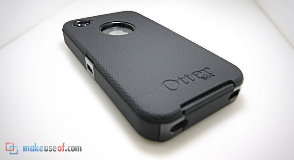 Giveaway: iPhone 4 Defender (+ Commuter Cases di Otterbox) defender2