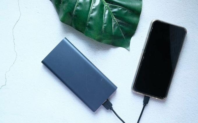 Power Bank per la ricarica di dispositivi mobili sul tavolo