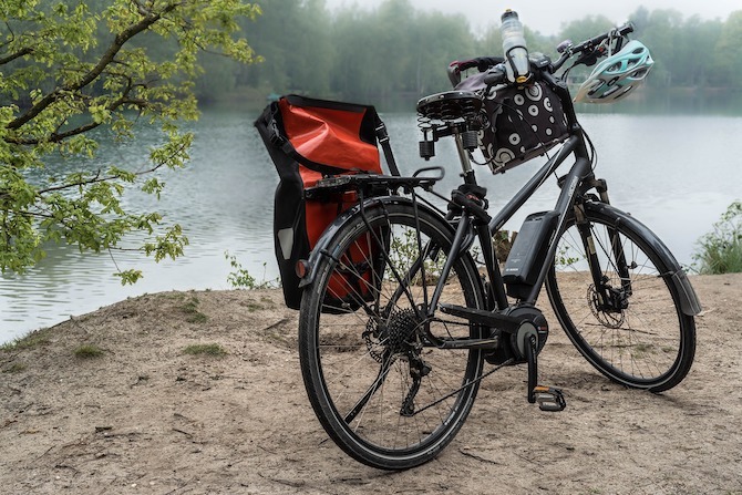 E-bike accanto a un lago