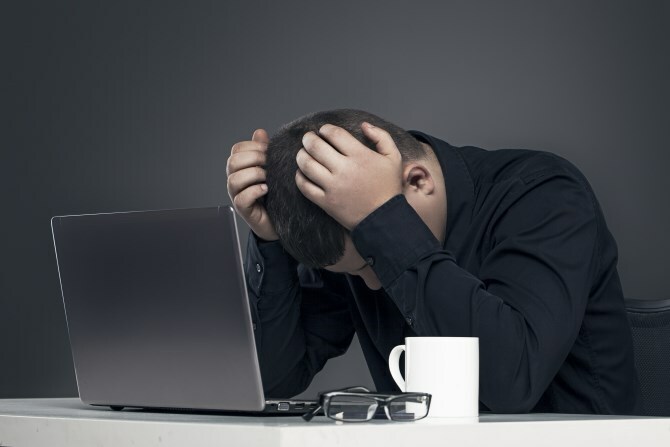 Uomo depresso con il computer