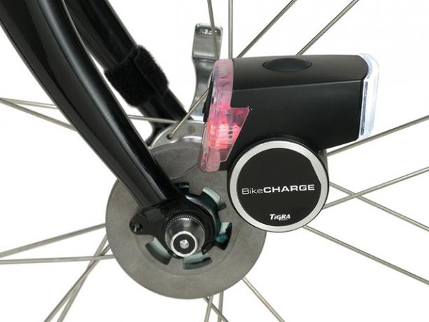 Carica lo smartphone mentre guidi la bici bikecharge2