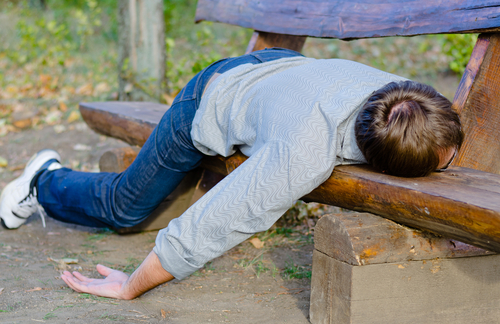 Trova un posto dove dormire stasera con il tuo iPhone man parkbench