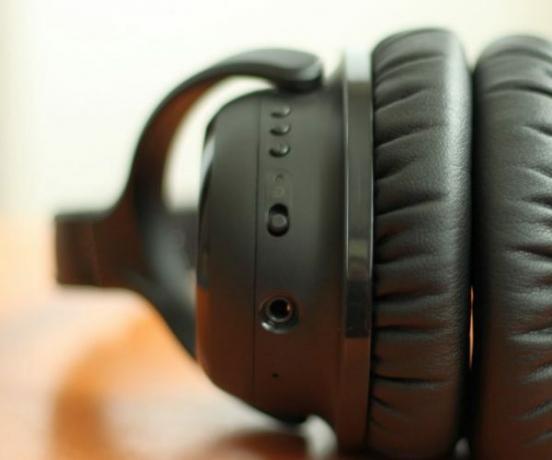 Le cuffie wireless Audeara A-01 possono aiutare con la perdita dell'udito in età avanzata? (Recensione e Giveaway) auricolare sinistro audeara a01 cuffie 600x500