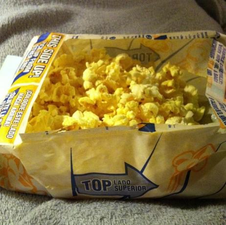 Instagram-Life-Hacks-popcorn-Bag-In-Bowl