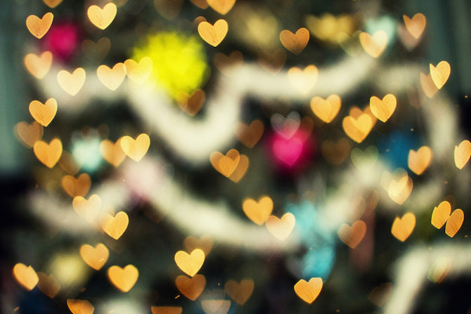 Come creare un filtro fai-da-te per forme di bokeh personalizzate Bokeh Hearts 670x447