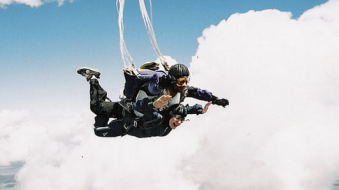 Come scrollarsi di dosso lo stress da lavoro con il Travel Travel Sky Diving 670x376