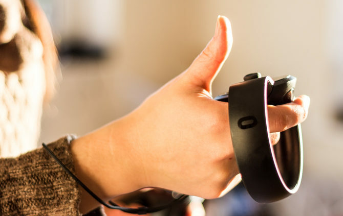 Controller Oculus Touch VR Rivedere i controller Oculus Touch con il pollice in alto 670x423