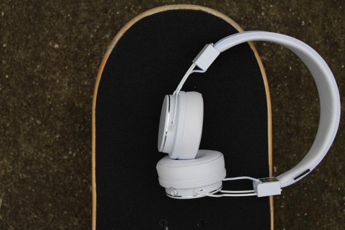 Urbanear Plattan 2 Cuffie Bluetooth su uno skateboard