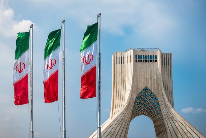 La tua guida per l'International Web Bandiera dell'Iran 670x448