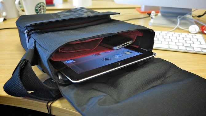 tablet sporgente dalla borsa aperta