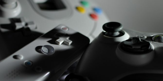 Mucchio di controller per videogiochi