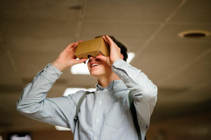 Uomo che usa Google Cardboard