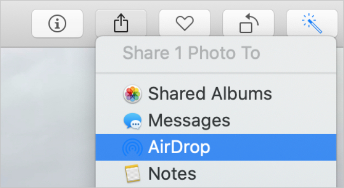 Opzione AirDrop nel menu Condividi dall'app Foto