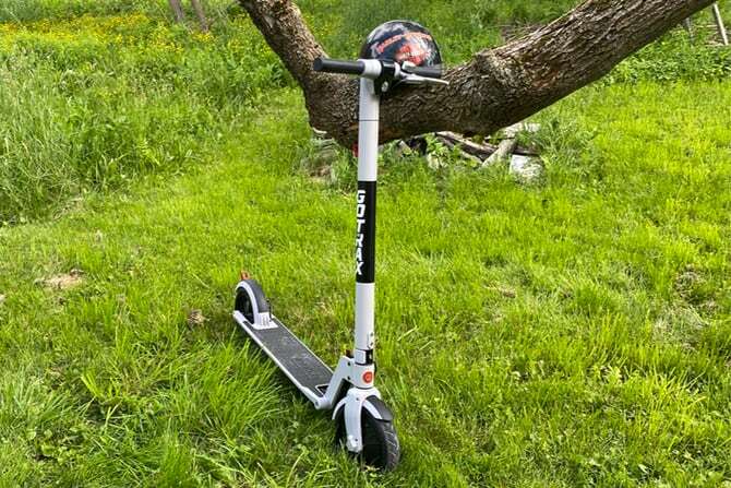 Scooter appoggiato a un albero