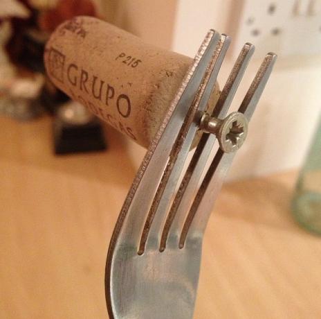 Instagram-Life-Hacks-Fork-vite-vino-Cork-Opener