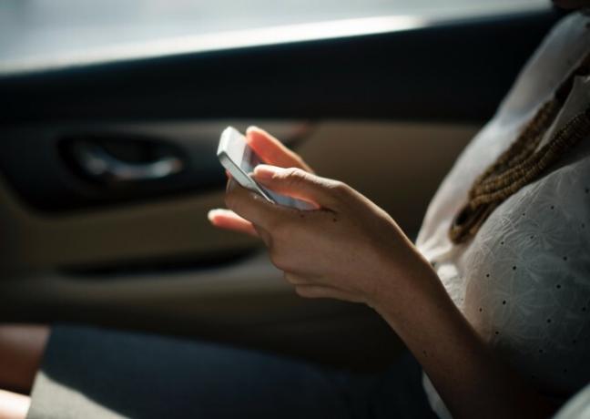 donna in auto sul telefono