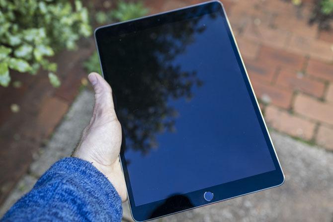 Recensione iPad Pro 10.5: il miglior iPad è abbastanza buono? ipad pro 105 hand