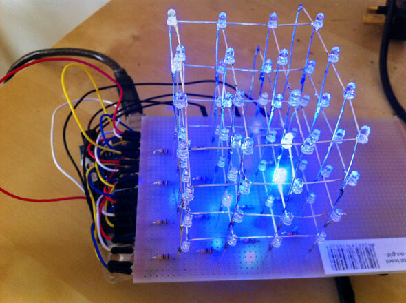 Come realizzare un cubo LED Arduino pulsante che sembra simile è venuto dal cubo led 4x4x4 finito