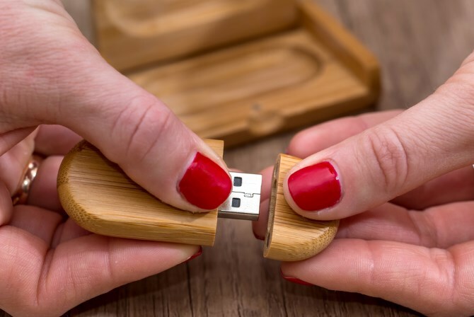 USB in legno aperto con le mani