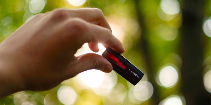 in possesso di un'unità flash USB da utilizzare con uno smartphone