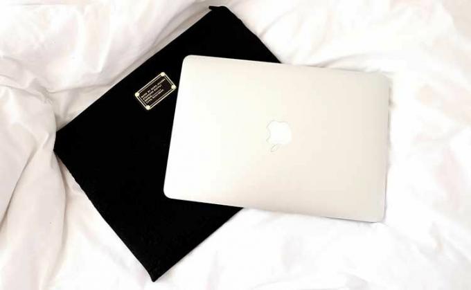 MacBook con custodia