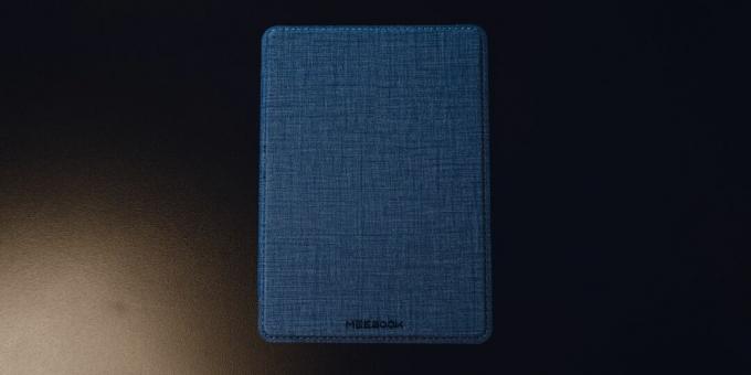 Un'immagine del Meebook M6 in una custodia blu del marchio Meebook