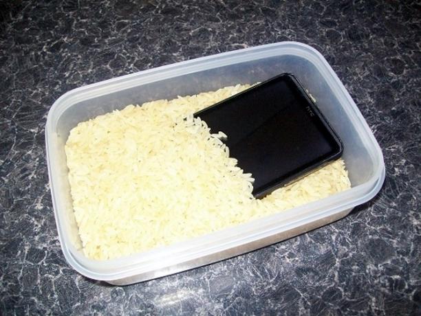 Immergi un telefono o un tablet bagnato nel riso per salvarlo dai danni causati dall'acqua