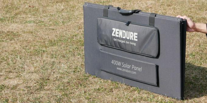 Pannello solare Zendure 400W seduto in posizione verticale a terra