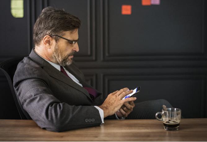 Professionista che utilizza un telefono