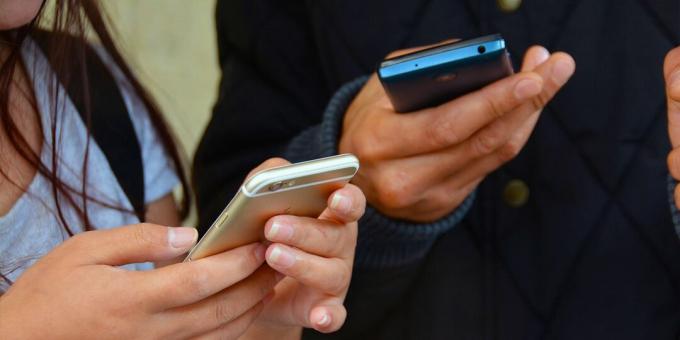 due persone sui loro telefoni